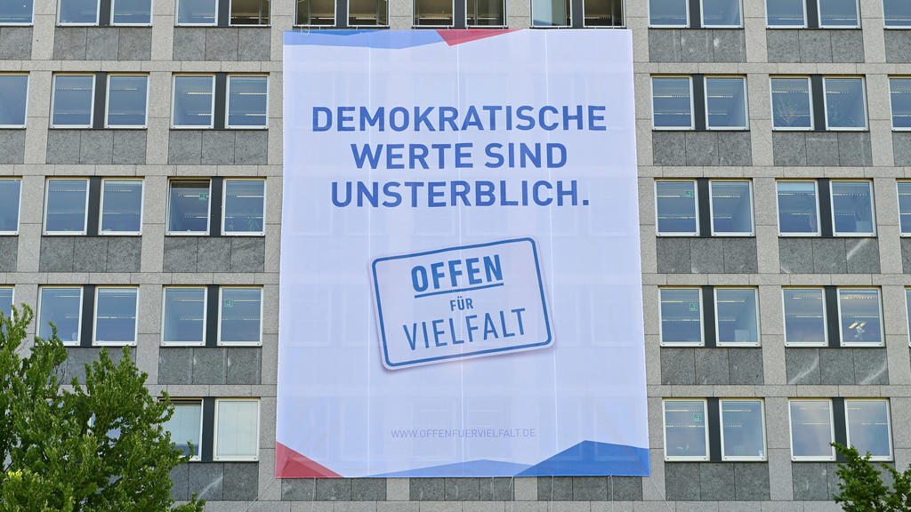 28.05.2020, Hessen, Kassel: Ein rund 200 Quadratmeter großes Banner mit der Aufschrift «Demokratische Werte sind unsterblich - Offen für Vielfalt" hängt rund ein Jahr nach dem Mord am Kasseler Regierungspräsidenten W. Lübcke an der Fassade des Regier