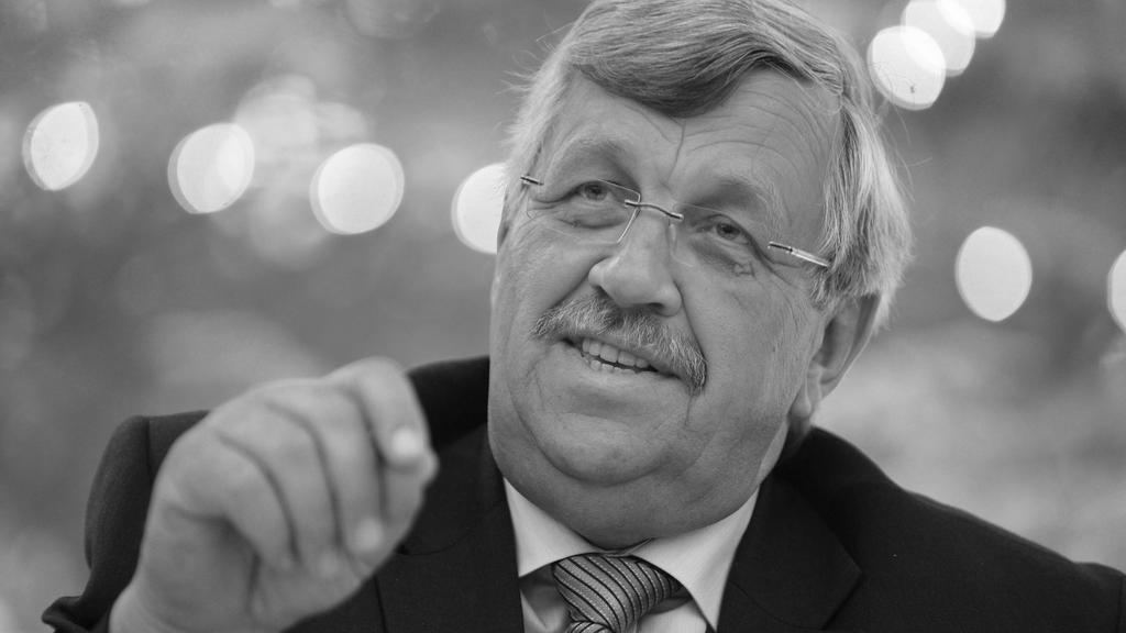 ARCHIV - 24.06.2012, Hessen, Kassel: Der damalige nordhessische Regierungspräsident Walter Lübcke (CDU) spricht zur Entscheidung zum Bau einer Abwasserleitung zur Werra. (zu dpa «Gedenken im Schatten von Corona: Vor einem Jahr starb Walter Lübcke») F