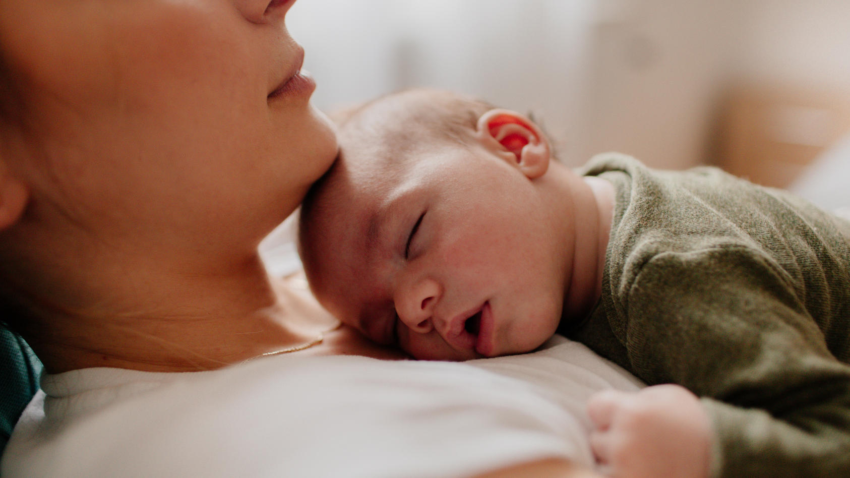 Schläft mein Baby genug? - Diese Frage stellen sich viele Eltern. Wir verraten, wie viel Schlaf ein Baby wirklich braucht.