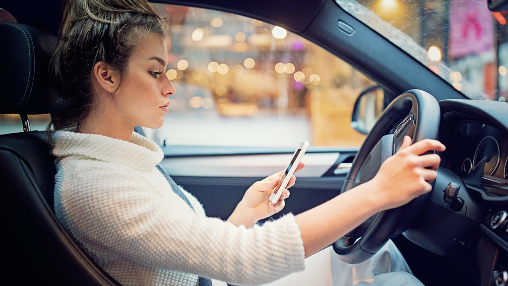 Stau: Solange Sie stehen, dürfen Sie ihr Handy benutzen.