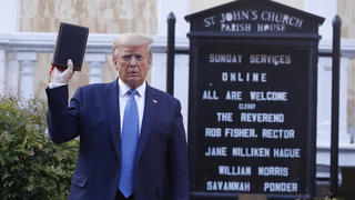 News Bilder des Tages President Donald J. Trump poses with a bible outside St. John s Episcopal Church after delivering remarks in the Rose Garden at the White House in Washington, DC, on Monday, June 1, 2020. Trump addressed the issues involving the nationwide protests following the death of George Floyd in police custody a week ago. PUBLICATIONxINxGERxSUIxAUTxHUNxONLY WAX2020060176 SHAWNxTHEW