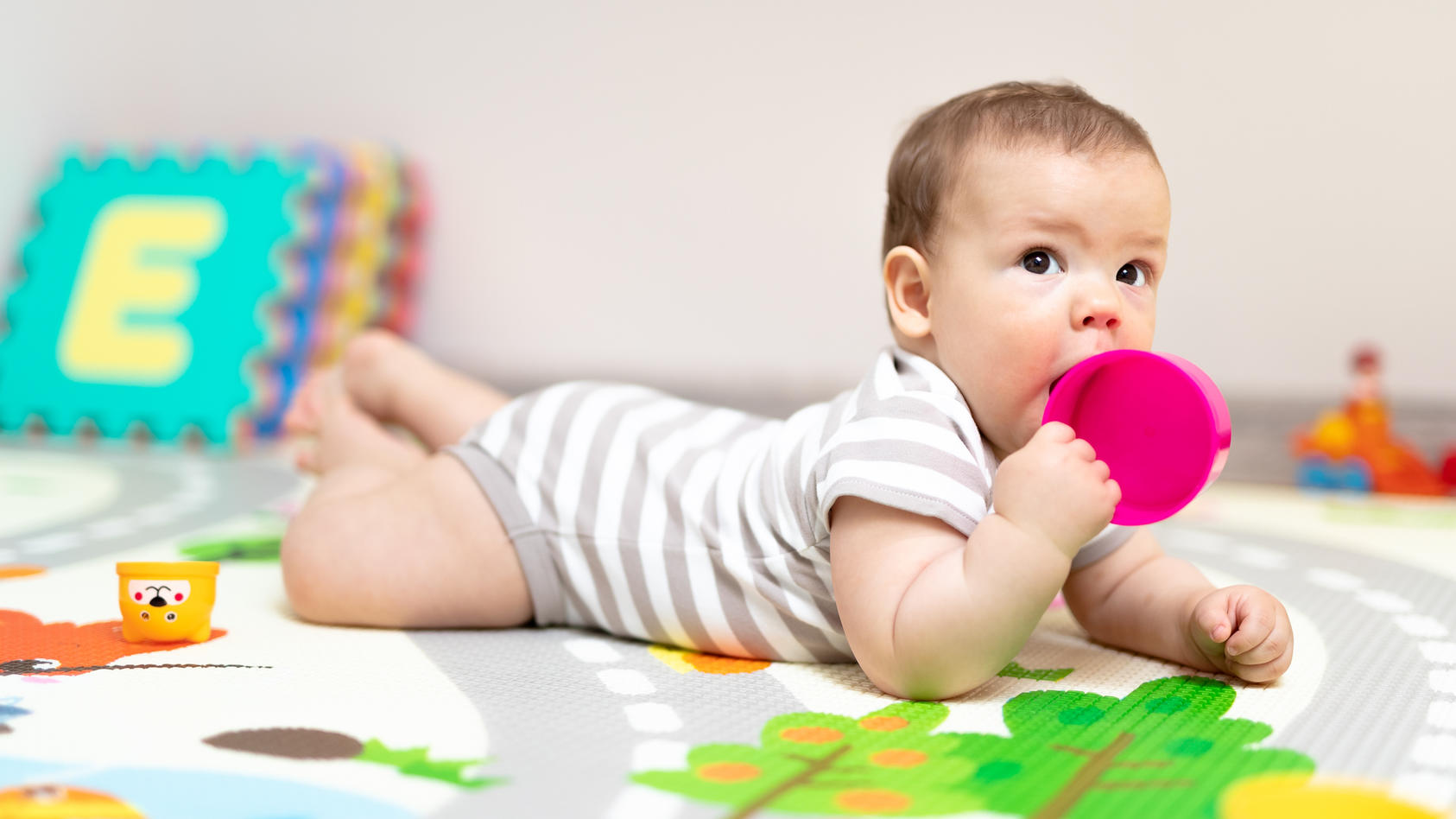Viele Eltern haben schon einmal von der oralen Phase bei Kleinkindern gehört. Doch was steckt genau dahinter, wenn das Baby plötzlich alles in den Mund nimmt?