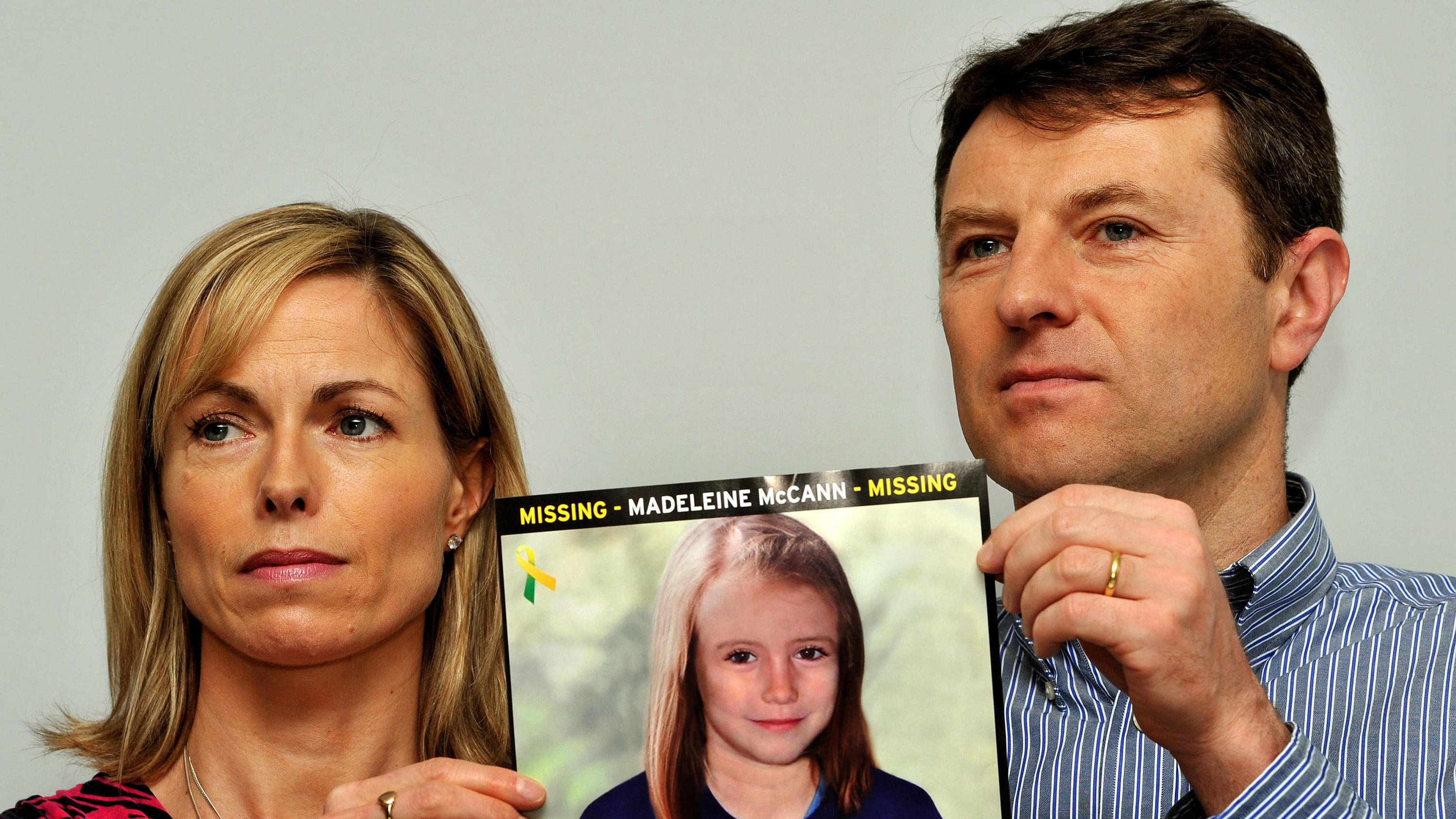 02.05.2012, Großbritannien, London: Kate und Gerry McCann, Eltern der vor 13 Jahren verschwundenen Britin Madeleine McCann halten bei einem Such-Aufruf das Foto ihrer Tochter. Im Fall des vor gut 13 Jahren in Portugal verschwundenen britischen Mädche