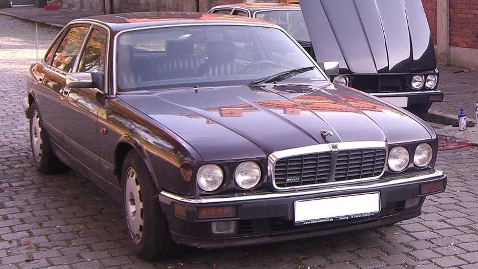 Der Tatverdächtige nutzte zur tatkritischen Zeit einen dunkelfarbenen Jaguar XJR 6, über die konkrete Zulassung vor der Tat liegen keine Erkenntnisse vor, so das BKA.