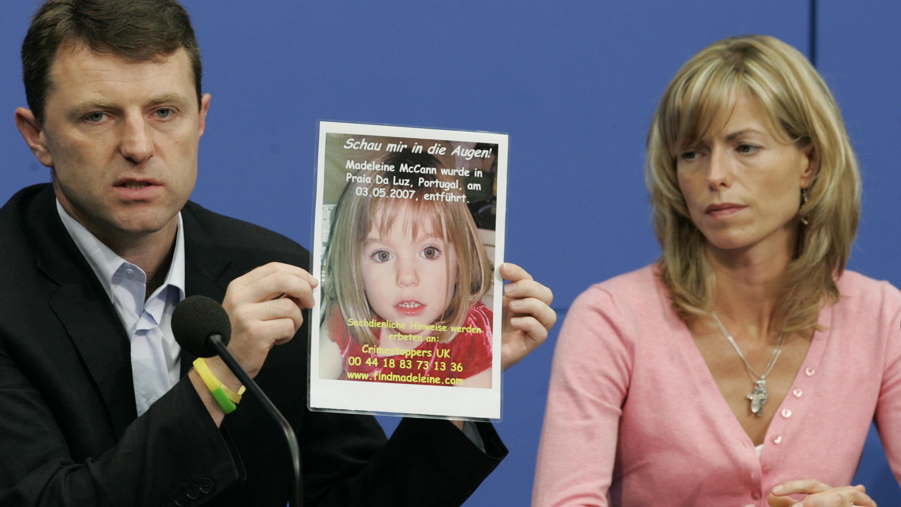ARCHIV - 06.06.2007, Berlin: Kate und Gerry McCann zeigen während einer Pressekonferenz ein Bild ihrer verschwundenen Tochter Madeleine (Maddie). Im Fall des vor gut 13 Jahren verschwundenen britischen Mädchens Maddie ermittelt die Staatsanwaltschaft