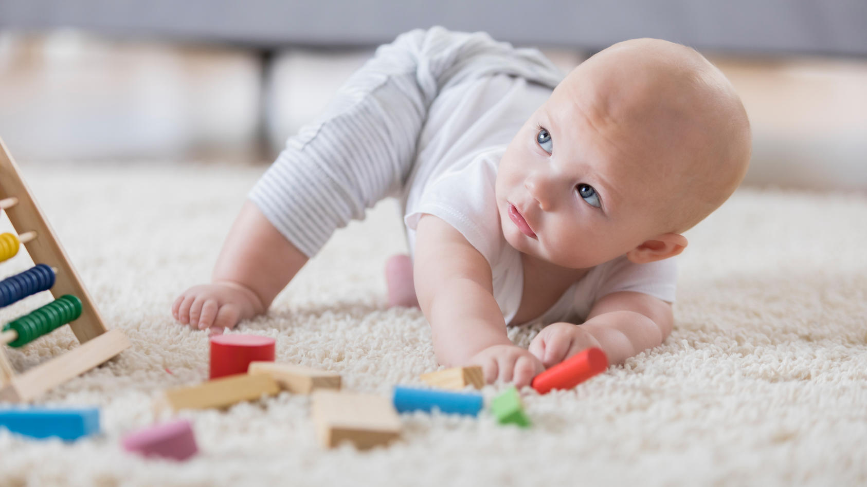 Krabbeln, greifen & Co.: Die motorische Entwicklung beim Baby