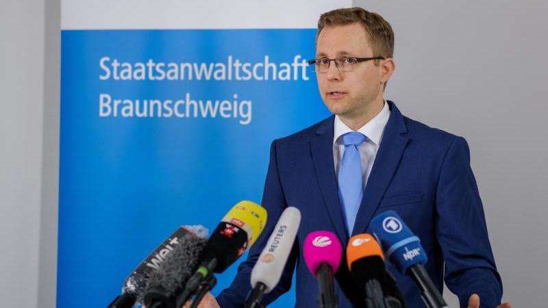 Staatsanwalt Hans Christian Wolters spricht zu Presse