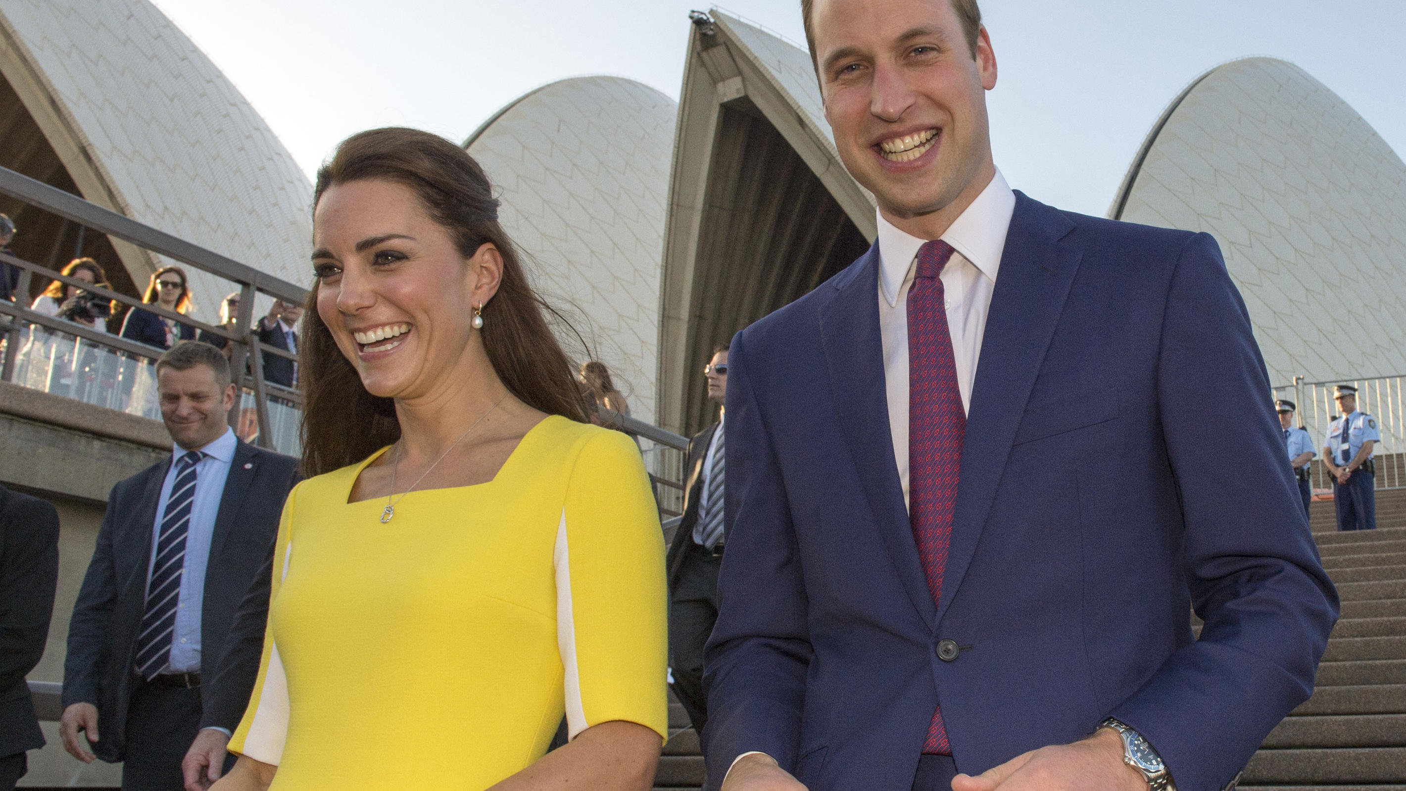 „William sagt, ich sehe aus wie eine Banane“, soll Kate damals einer Fan in Sydney über ihren gelben Look verraten haben.