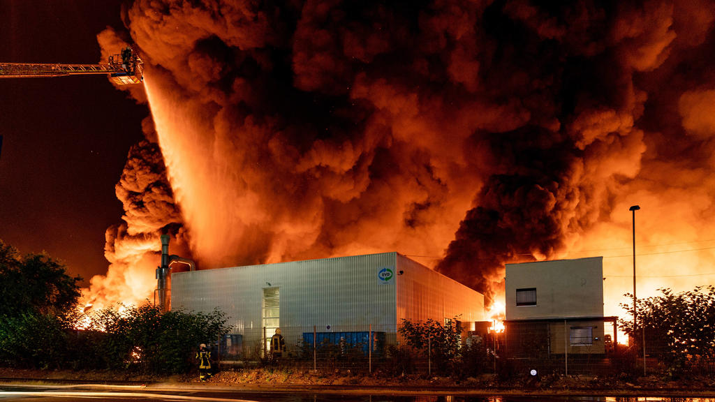 Großbrand bei einer Papierstoff-Recycling Firma 03.06.2020, Diez : Feuerwehr im Großeinsatz. Am Abend kam es zu einem Großbrand in Diez / Rhein-Lahn Kreis. 650 Feuerwehrleute waren vorübergehend im Einsatz. Meterhohe Flammen und eine Rauchsäule stieg