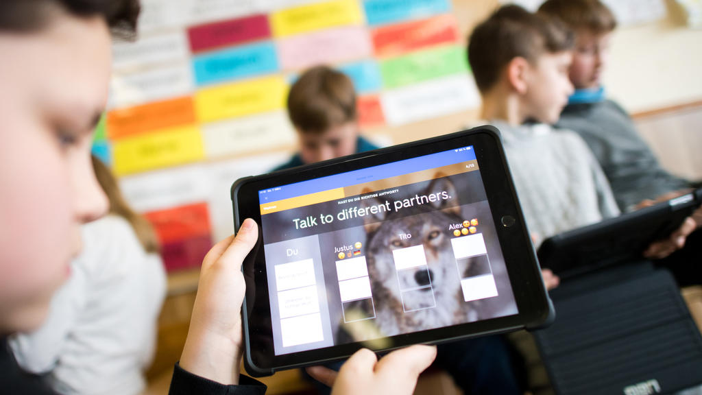ARCHIV - 07.03.2019, Niedersachsen, Gehrden: Schüler einer 5. Klasse lernen mit iPads im Englischunterricht. (zu dpa: «Zu wenig Lehrer und schwache Digitalisierung an NRW-Schulen») Foto: Julian Stratenschulte/dpa +++ dpa-Bildfunk +++