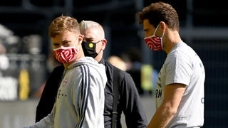 DORTMUND, GERMANY - MAY 26: Joshua Kimmich and Leon Goretzka of Bayern Munich take a look around the pitch while wearing masks prior to the Bundesliga match between Borussia Dortmund and FC Bayern Muenchen at Signal Iduna Park on May 26, 2020 in Dortmund, Germany. (Photo by Federico Gambarini/Pool via Getty Images)