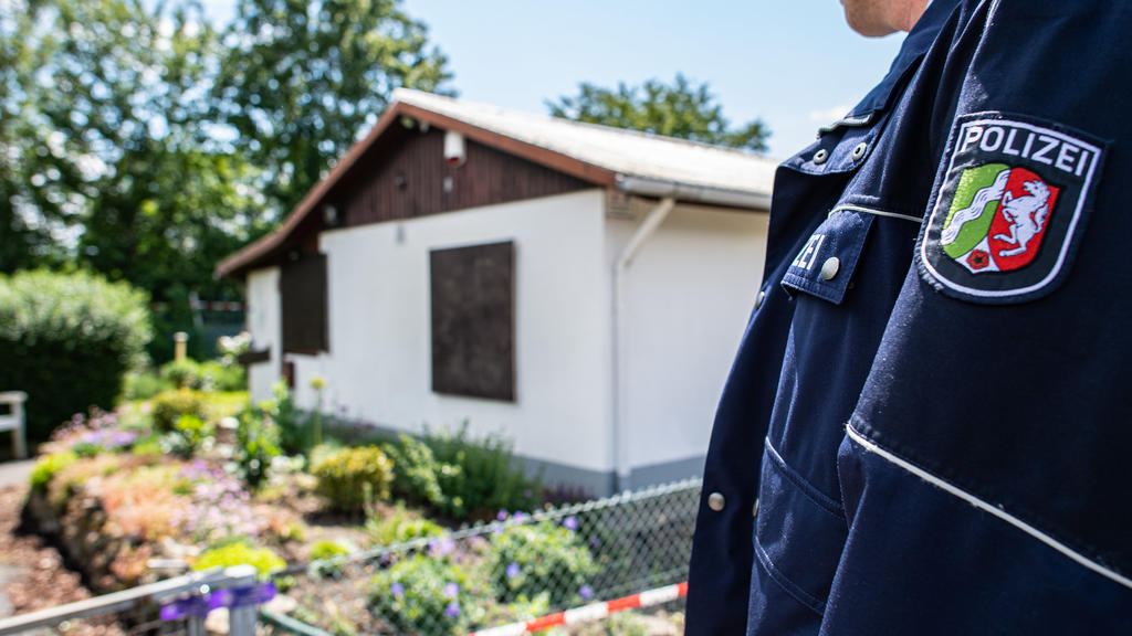 dpatopbilder - 06.06.2020, Nordrhein-Westfalen, Münster: Bei den Ermittlungen nach schwerem sexuellem Missbrauch von Kindern steht ein Polizeibeamter vor der Gartenlaube, wo der vermutliche Haupttäter Teile seiner Server-Anlage unterbrachte. Die Ermi