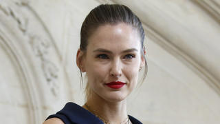 ARCHIV - 26.02.2019, Frankreich, Paris: Bar Refaeli, Model aus Israel, präsentiert eine Kreation aus der Herbst-Winter-Kollektion 2019/2020 von Dior im Rahmen der Fashion Week Paris. Zur Beilegung eines Steuer-Streits hat sich das israelische Supermodel Bar Refaeli mit der Staatsanwaltschaft auf einen Deal geeinigt. (zu dpa "Model Refaeli einigt sich in Steuer-Streit - neun Monate Sozialdienst") Foto: Thibault Camus/AP/dpa +++ dpa-Bildfunk +++