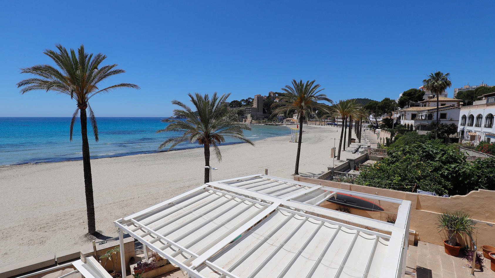 20.05.2020, Spanien, Calvia: Der Strand von Paguera auf der spanischen Insel Mallorca ist leer. Einige spanische Provinzen dürfen in einer ersten Phase seit Ausbruch der Coronavirus (COVID-19) erste Sperrmaßnahmen lockern. Foto: Clara Margais/dpa +++