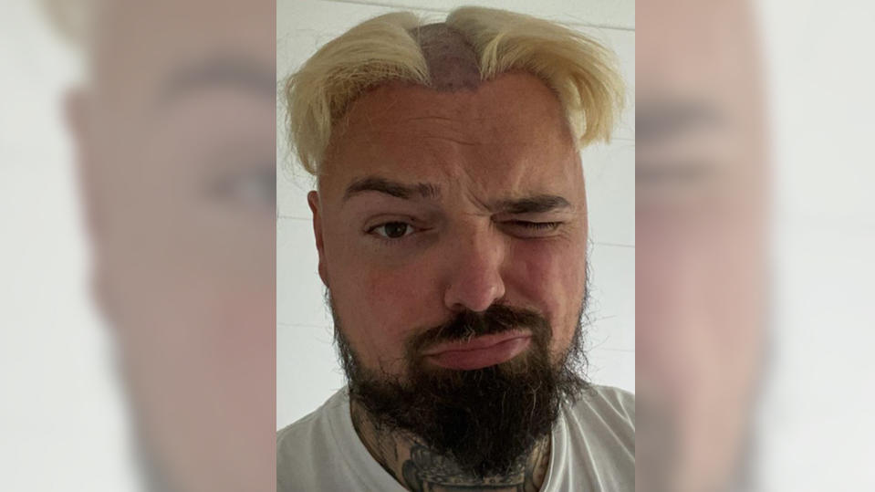 Nik Schröder hat ein Blondierungsexperiment gewagt.