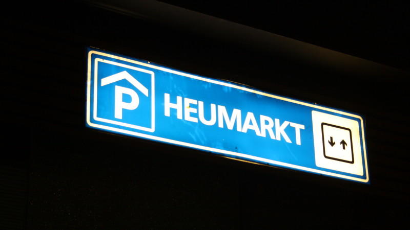 Ein Parkhausschild am Kölner Heumarkt
