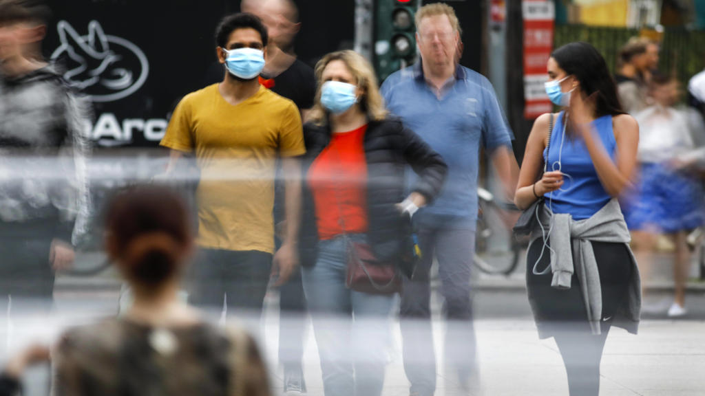 Coronavirus - Alltag nach Lockerungen Berlin, DEU, 22.05.2020 - Dichtes Gedraenge rund um den Alexanderplatz. Menschen mit Masken. Schwierig die Abstandsregel einzuhalten. Nicht anstecken. Deutschland oeffnet sich langsam wieder. Geschaefte, Cafes,R