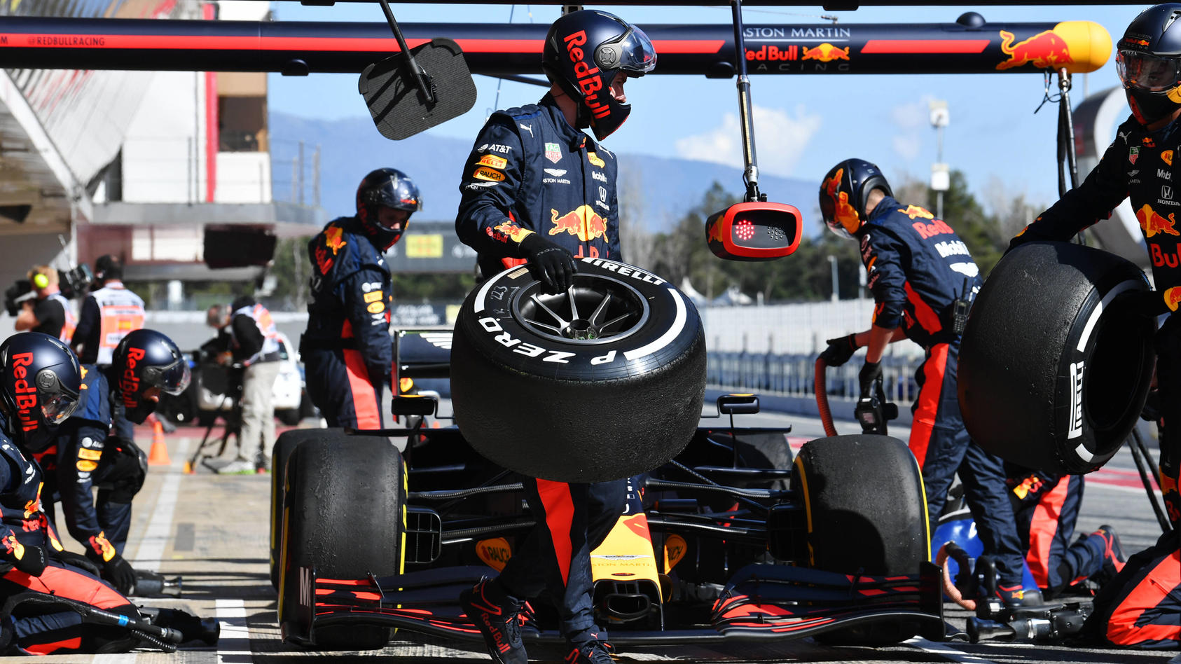 Pirelli; Reifenwechsel bei Red Bull