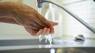 Händewaschen am Wasserhahn