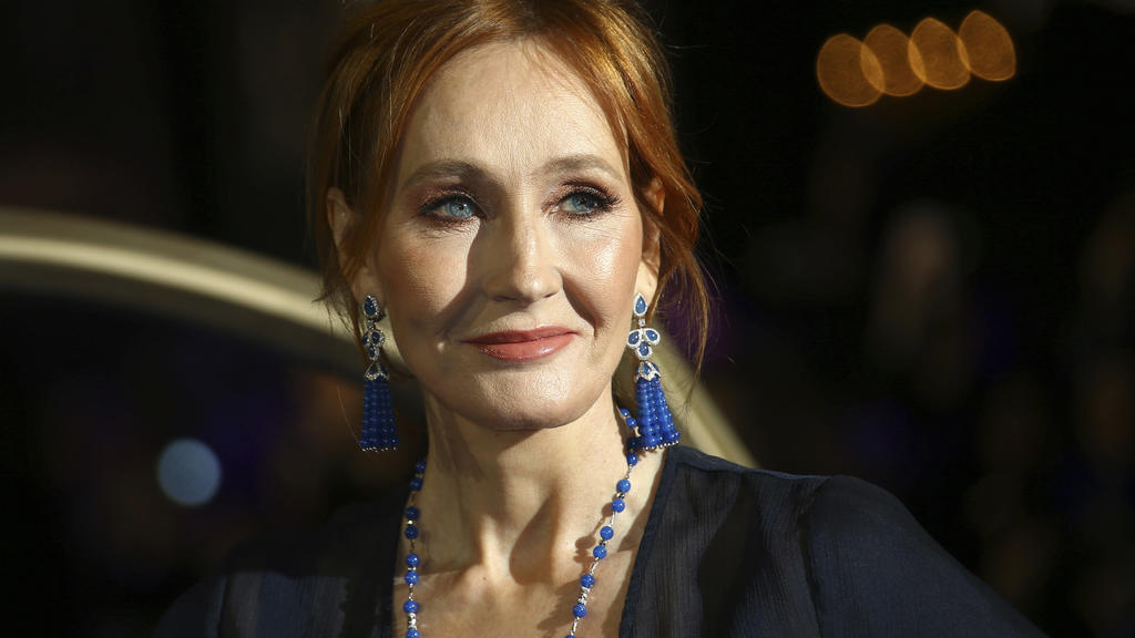 Die britische Autorin J.K. Rowling auf einem roten Teppich.