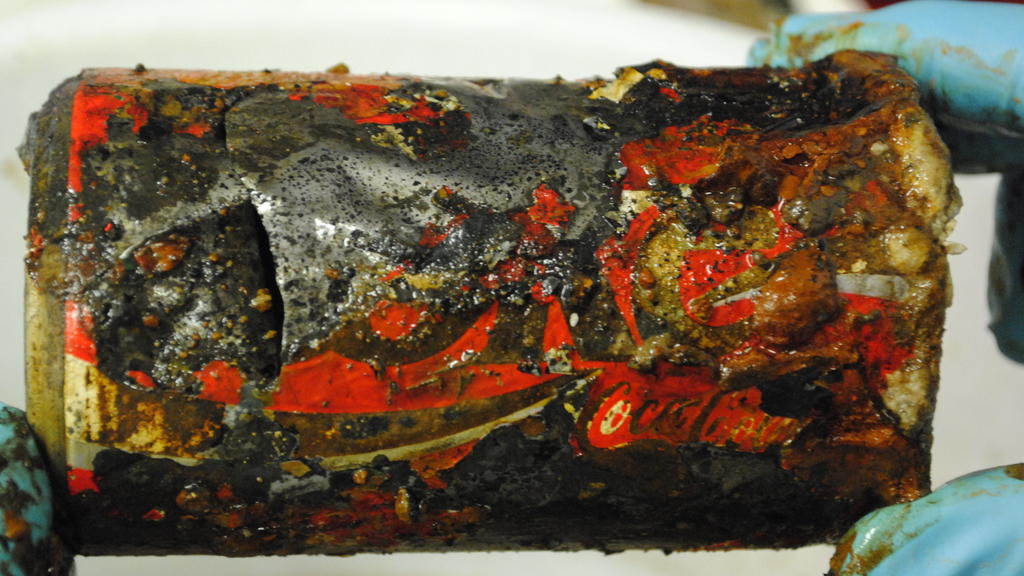 HANDOUT - 21.09.2015, ---, --: An Bord eines Forschungsschiffes stellt sich heraus, dass eine Plastiktüte, die in der Tiefsee gefunden worden war, eine Cola-Dose enthielt. Die Beschriftung auf der Dose war noch zu erkennen. Wissenschaftler haben in d