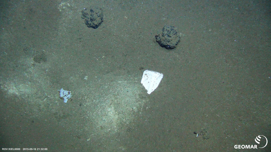 HANDOUT - 16.09.2015, ---, --: Eine Quarkpackung liegt neben Manganknollen in mehr als 4000 Metern Wassertiefe im sogenannten DISCOL-Gebiet im Pazifik. Wissenschaftler haben in der Tiefsee eine etwa 20 Jahre alte Quarkpackung und eine fast 30 Jahre a