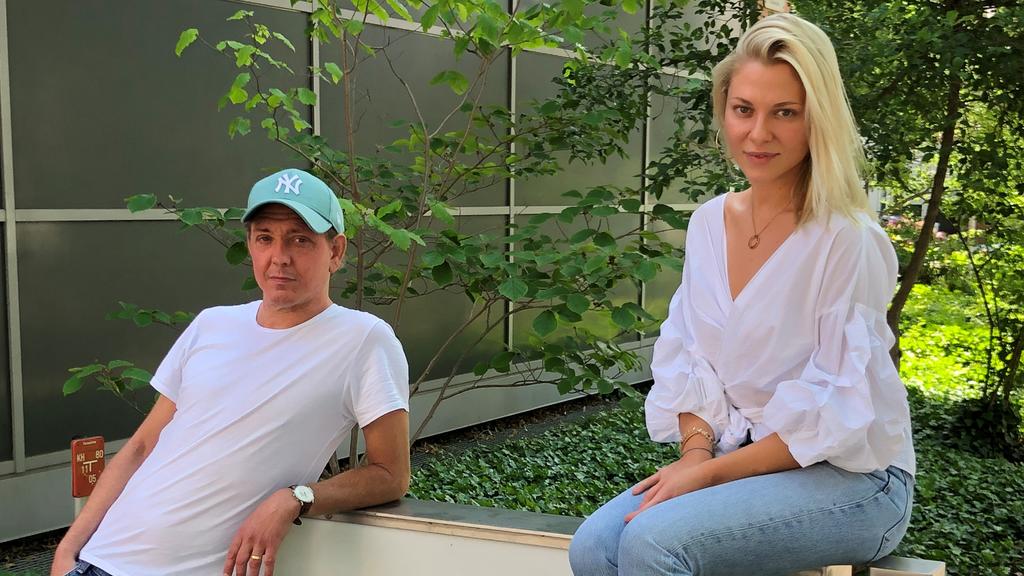 Serien-Produzent Manuel Meimberg zusammen mit Valentina Pahde
