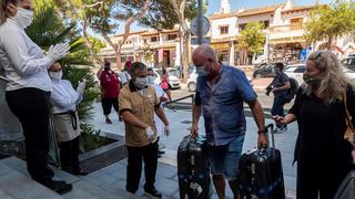  German tourist arrive to Hotel Riu Concordia in Palma de Mallorca, Balearics Islands, Spain on 15 June 2020. Since the travel restrictions in Germany began, the first aircraft of German airline TUIfly to the Spanish Mediterranean island of Mallorca will depart from Duesseldorf. Up to 10,900 vacationers from Germany will be able to travel to the Balearic Islands to Mallorca, Ibiza, Menorca and Formentera bit by bit from 15 June onwards. Around 400 German toruist arrives to Mallorca ACHTUNG: NUR REDAKTIONELLE NUTZUNG PUBLICATIONxINxGERxSUIxAUTxONLY Copyright: xCatixCladerax GRAF1004 20200615-637278254018330191