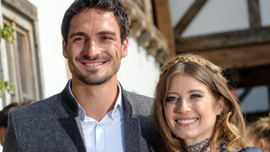 ARCHIV - 23.09.2017, Bayern, München: Fußballspieler Mats Hummels kommt mit seiner Frau Cathy Hummels in das Käferzelt auf dem Oktoberfest auf der Theresienwiese. Foto: Matthias Balk/dpa +++ dpa-Bildfunk +++