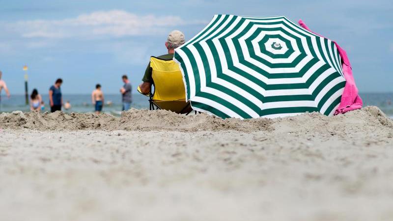 Einer Studie nach geht jeder zweite Beschäftigte in der Privatwirtschaft beim Urlaubsgeld leer aus. Foto: Hauke-Christian Dittrich/dpa