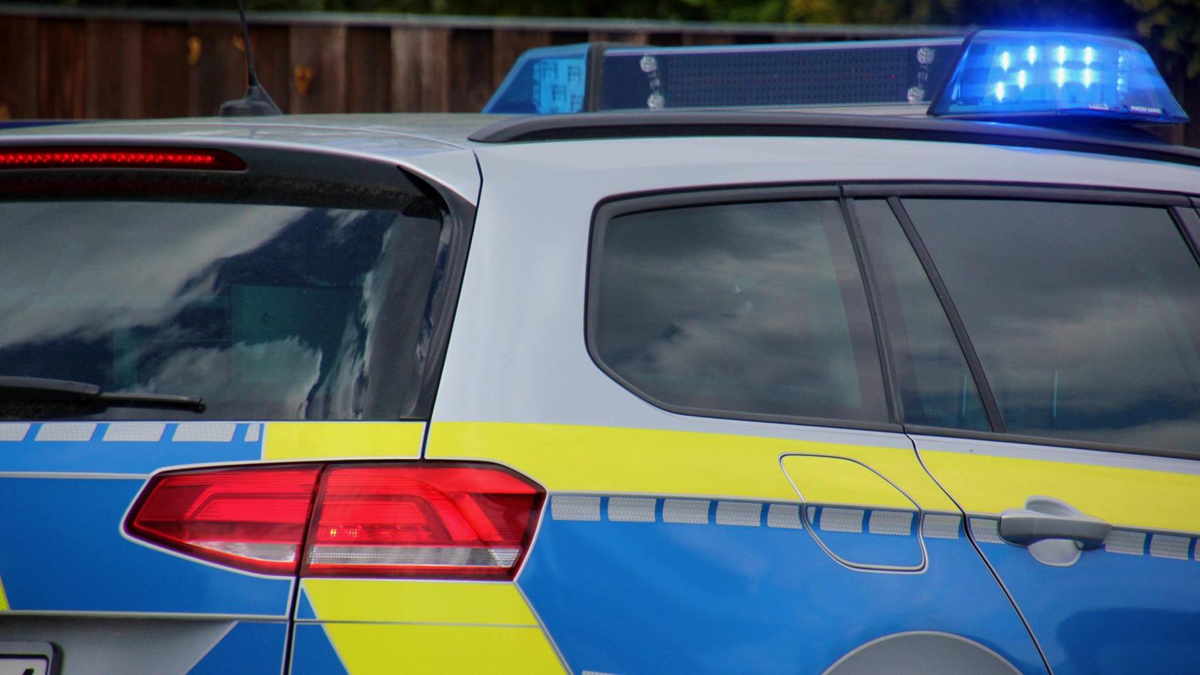 Symbolbilder / Themenbilder: Polizei, Rettungsdienst, Feuerwehr Feuerwehr, Rettungsdienst, Polizei, Einsatz, Blaulicht, Notfall, Feuer, Brand, Notruf, Einsatzstelle, Hilfe, Notarzt, NEF, Notarzteinsatzfahrzeug, Notarzteinsatz, Einsatz, Feuerwehr, Ar