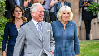 Prinz Charles und Herzogin Camilla besuchen ein Krankenhaus in Cheltenham.