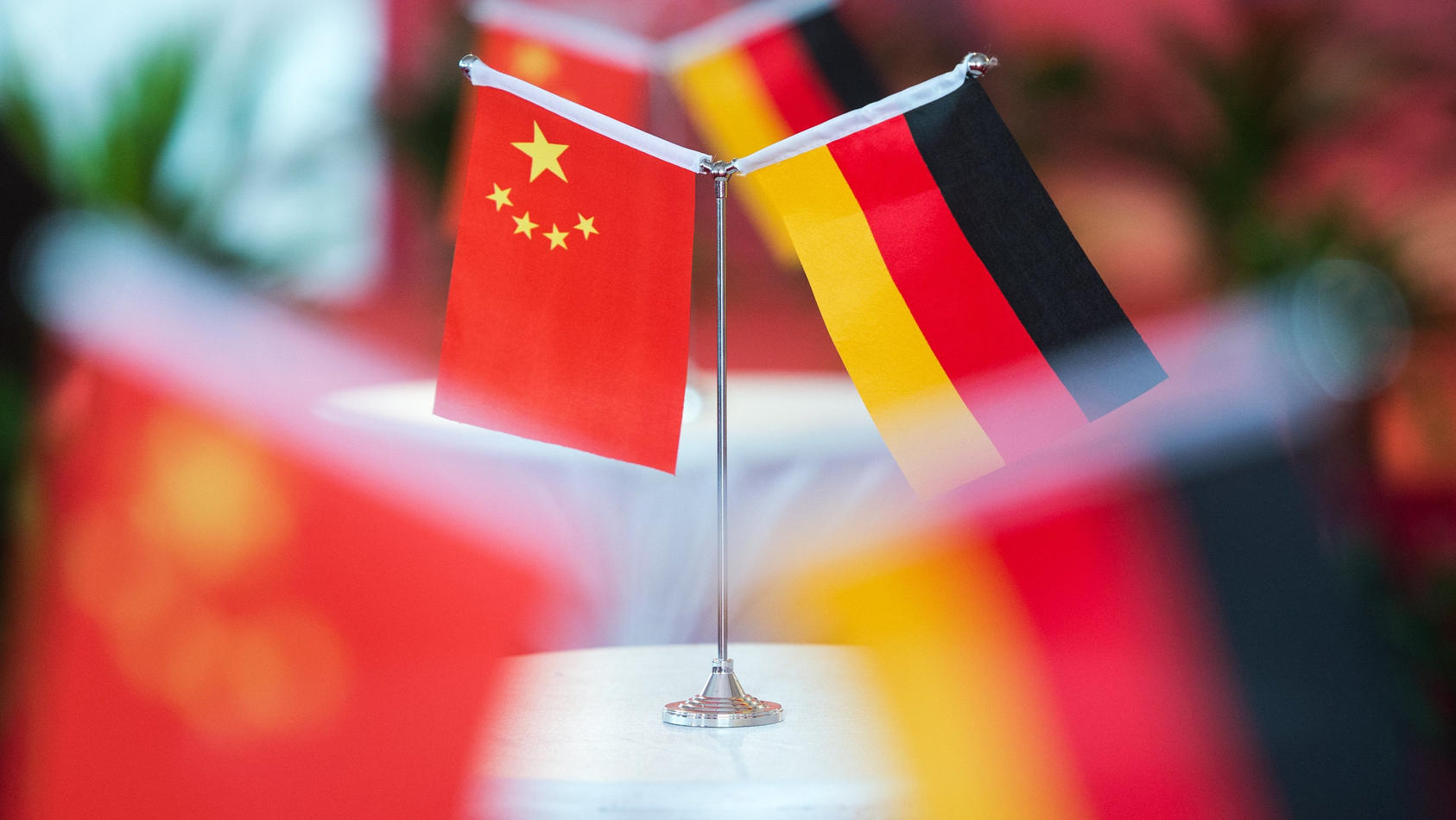 Flaggen Chinas und  Deutschlands