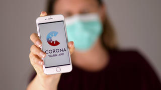  16.06.2020, Ab heute im App-Store: Die neue offizielle Warn-App im Kampf gegen das Coronavirus Corona-Warn-App auf einem Smartphone installiert. Das Programm zum digitalen Infektionsschutz vom Robert Koch Institut RKI auf einem iphone installiert, übermittelt Aktivitätsdaten zur schnelleren Eindämmung der Pandemie. CORONA-WARN-APP steht auf dem Bildschirm. Modelreleased MRyes 16.06.2020, Neue Corona-Warn-App auf des RKI dem Smartphone 16.06.2020, Neue Corona-Warn-App auf des RKI dem Smartphone *** 16 06 2020, Available today in the App Store The new official warning app in the fight against the corona virus Corona warning app installed on a smartphone The program for digital infection protection from the Robert Koch Institute