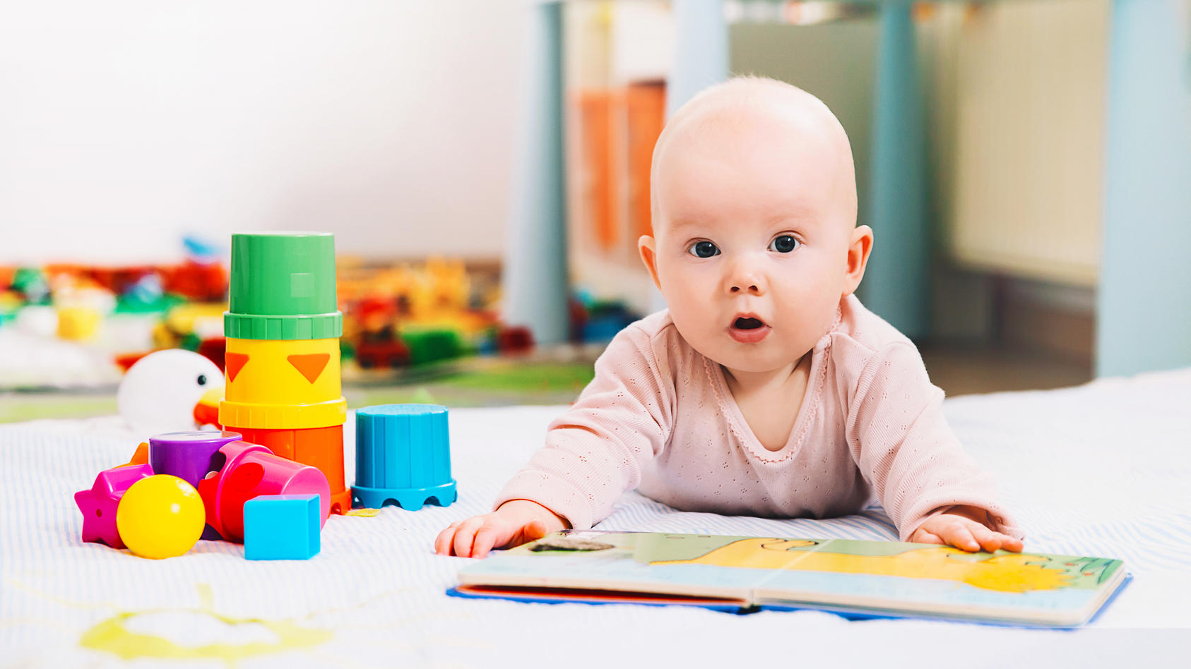 In den ersten Monaten lernt das Baby so viel, dass Eltern beinahe jeden Tag neue Veränderungen beobachten können. Wir verraten Meilensteine im wichtigen ersten Quartal