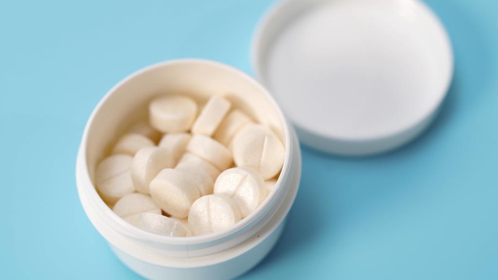White tablets in plastic container White tablets in a plastic container. PUBLICATIONxINxGERxSUIxHUNxONLY WLADIMIRxBULGAR/SCIENCExPHOTOxLIBRARY F021/3922