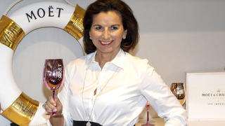  Claudia Obert, Inhaberin der Boutique Luxus Clever , bei der Wiedereröffnung der Filiale Hamburg Stadthausbrücke Michaelis-Forum nach Lockerung der Corona-Maßnahmen. Hamburg, 20.04.2020 *** Claudia Obert, owner of the boutique Luxus Clever, at the reopening of the Hamburg Stadthausbrücke Michaelis Forum branch after the relaxation of the corona measures Hamburg, 20 04 2020 Foto:xM.xWehnertx/xFuturexImage
