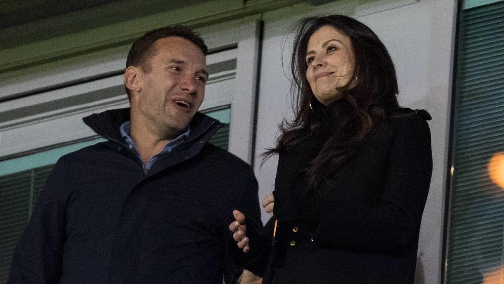 Marina Granovskaia auf der Tribüne neben dem früheren Chelsea-Star Andriy Shevchenko.