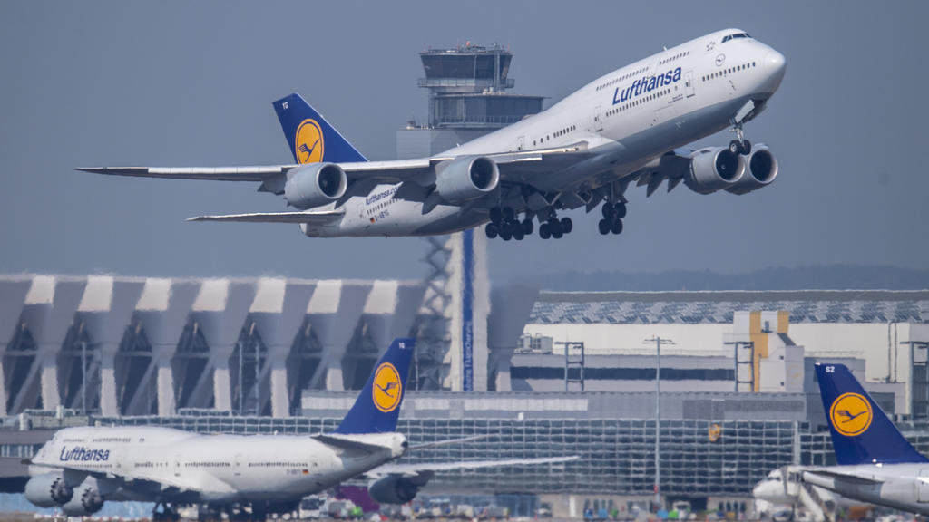 ARCHIV - 27.08.2019, Hessen, Frankfurt/Main: Eine Passagiermaschine vom Typ Boeing 747 der Lufthansa startet auf dem Flughafen. Die Lufthansa hat vor einem Scheitern des milliardenschweren Rettungspaketes auf der außerordentlichen Hauptversammlung ge
