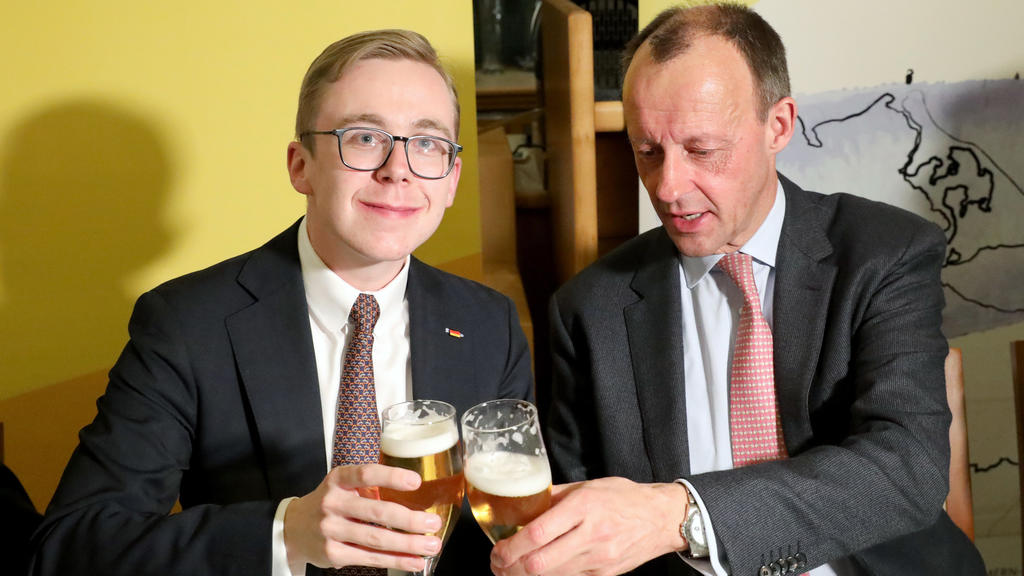 ARCHIV - 24.02.2020, Mecklenburg-Vorpommern, Ueckermünde: Beim traditionellen Heringsessen des CDU-Stadtverbandes Ueckermünde stoßen Philipp Amthor (l-r), CDU-Bundestagsabgeordneter, und Friedrich Merz, ehemaliger Fraktionsvorsitzender der CDU im Bun