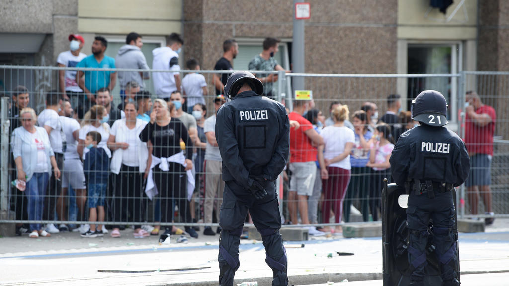 20.06.2020, Niedersachsen, Göttingen: Polizisten stehen vor einem unter Quarantäne gestellten Wohngebäude in der Göttinger Innenstadt. Zuvor fand vor dem Gebäude eine Demonstration gegen Mietenwahnsinn statt. Die Stadtverwaltung hat einen ganzen Wohn