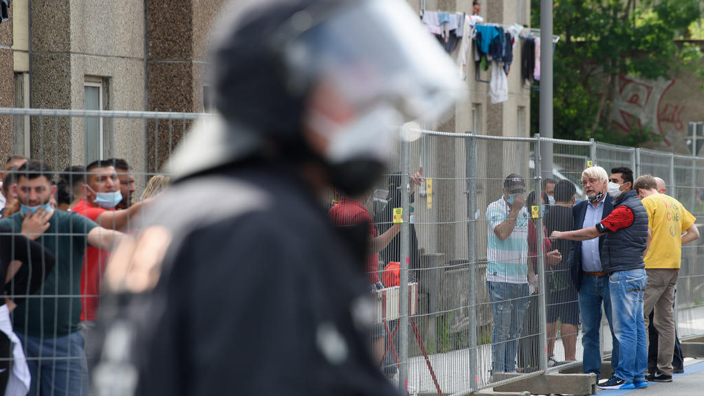 20.06.2020, Niedersachsen, Göttingen: Rolf-Georg Köhler (SPD, 2.v.r.), Oberbürgermeister der Stadt Göttingen, spricht mit Bewohnern des unter Quarantäne gestellten Wohngebäude in der Göttinger Innenstadt. Zuvor fand vor dem Gebäude eine Demonstration