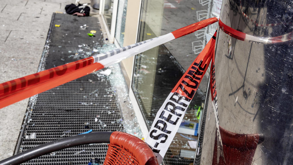 Aufräumarbeiten nach Randale in der Stuttgarter Innenstadt. Rund 500 Menschen haben sich in der Nacht zum Sonntag zusammengerottet, Schaufenster zerstört und geplündert. Schwerpunkte waren die Marienstraße und die Fußgängerzone Königsstraße. // 20.06