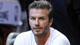 FILE - epa04194381 Former English soccer player David Beckham watches the Brooklyn Nets and the Miami Heat during their Eastern Conference Semifinals NBA playoff game at the American Airlines Arena in Miami, Florida, USA, 06 May 2014. EPA/RHONA WISE CORBIS OUT (zu dpa 'David Beckham wehrt sich gegen Kritik am Schnuller seiner Tochter' vom 11.08.2015) +++(c) dpa - Bildfunk+++