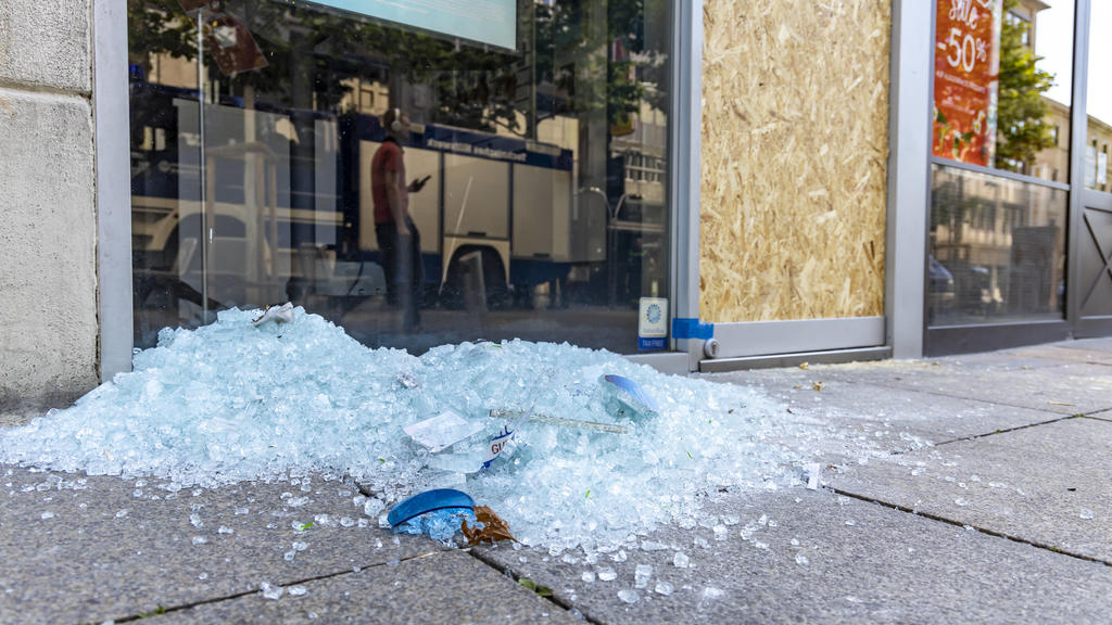 Aufräumarbeiten nach Randale in der Stuttgarter Innenstadt. Rund 500 Menschen haben sich in der Nacht zum Sonntag zusammengerottet, Schaufenster zerstört und geplündert. Schwerpunkte waren die Marienstraße und die Fußgängerzone Königsstraße. // 20.0
