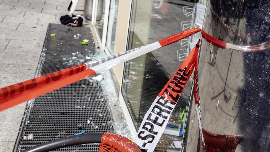 News Bilder des Tages  Aufräumarbeiten nach Randale in der Stuttgarter Innenstadt. Rund 500 Menschen haben sich in der Nacht zum Sonntag zusammengerottet, Schaufenster zerstört und geplündert. Schwerpunkte waren die Marienstraße und die Fußgängerzone