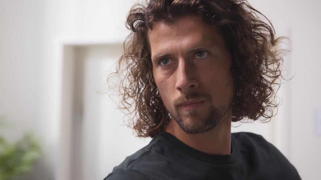 Unter uns: Luke schaut einen fremden Jungen an.