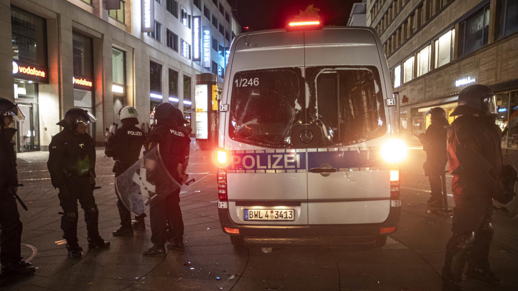 21.06.2020, Baden-Württemberg, Stuttgart: Ein beschädigter Mannschaftswagen der Polizei steht in der Innenstadt. Bei Auseinandersetzungen mit der Polizei haben dutzende gewalttätige Kleingruppen die Innenstadt verwüstet und mehrere Beamte verletzt. F