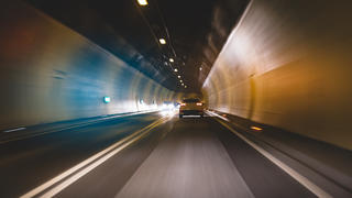 Auto fährt durch Tunnel
