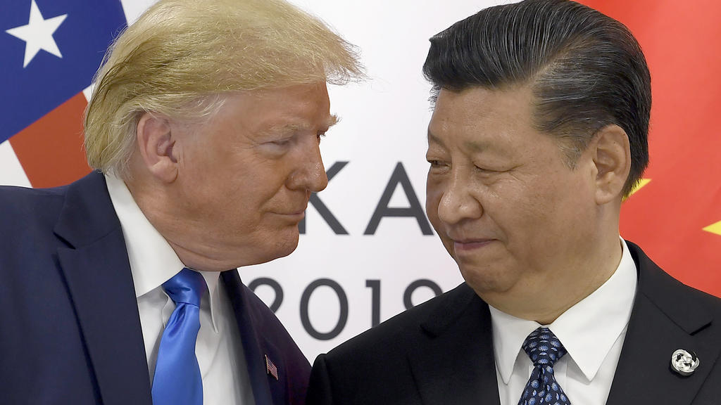 ARCHIV - 29.06.2019, Japan, Osaka: Präsident Donald Trump (l) trifft den chinesischen Präsidenten Xi Jinping während eines Treffens am Rande des G-20-Gipfels. (zu dpa "Boltons Buch: Ex-Sicherheitsberater rechnet mit Trump ab" am 18.06.2020) Foto: Sus